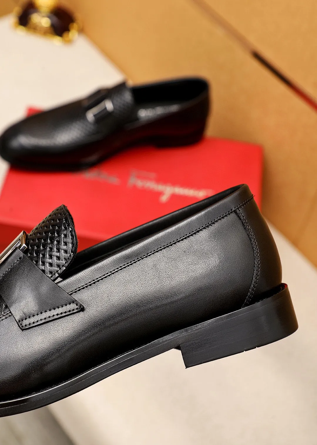 Men's shoes 💰460 💐 Product trademark: Ferragamo "Ferragamo" casual leather shoes Regular size: 38-44 (45.46🉑️customized) Product materials: Selected imported first-layer calfskin embossed upper + luxury hardware buckle, imported water-dyed cow leather lining. Strong three-dimensional visual effect, original rubber outsole Color: 1⃣️color optional